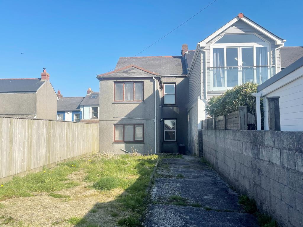 Lot: 38 - FREEHOLD PROPERTY WITH ADDITIONAL LAND - Rear elevation of property